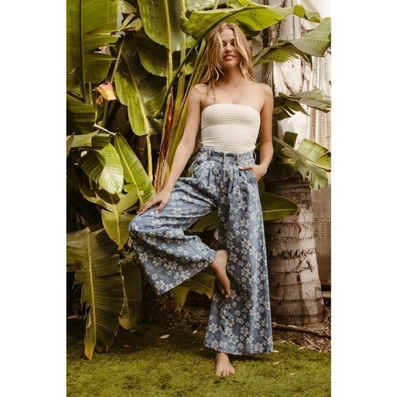 BiBi Floral Printed White Flower Texture Wide Leg Cropped Blue Jeans Sz Medium - Picture 5 of 11